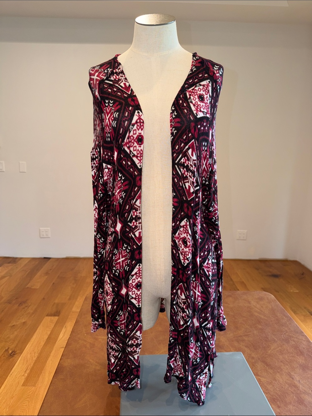 Open-Front Geometric Print Lightweight Cardigan Vest - Burgundy/Pink/Black